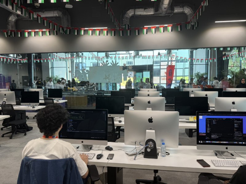 这次黑客松的“园区”其实是一所新型学校的校园，42 Abu Dhabi